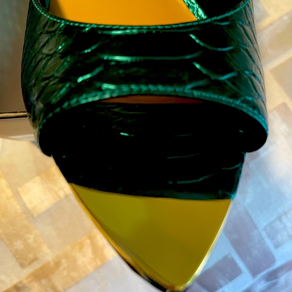 Emerald green goldtone toe detail